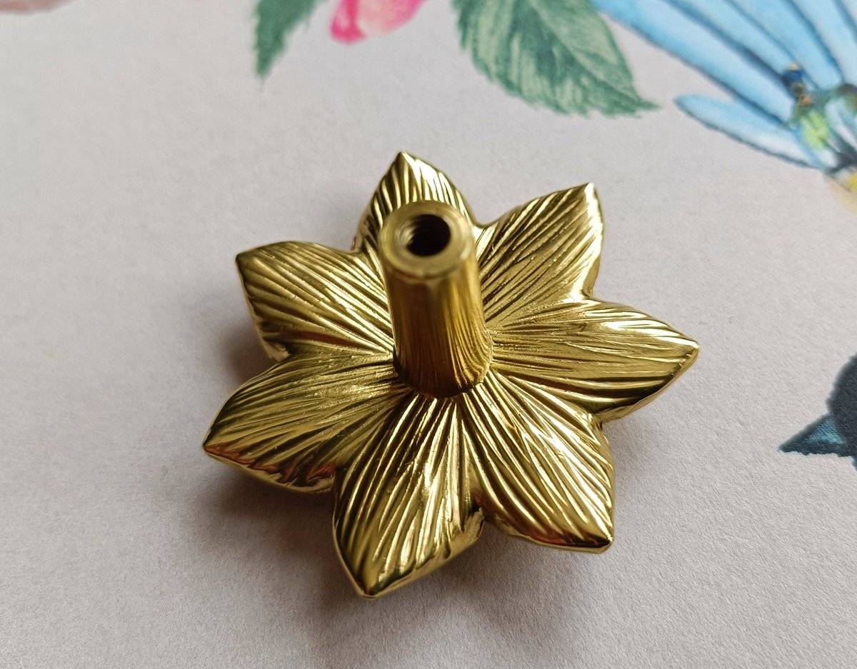Gold Aster flower cabinet handle/Brass daisy shaped drawer pull/Brass daisy door knob/bedroom furniture hardware/Pretty daisy door handle