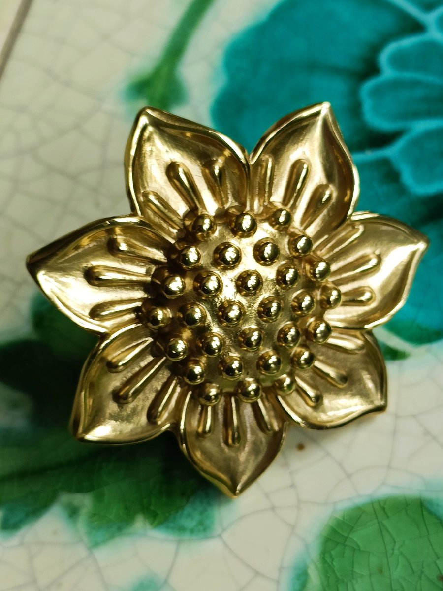 Gold Aster flower cabinet handle/Brass daisy shaped drawer pull/Brass daisy door knob/bedroom furniture hardware/Pretty daisy door handle
