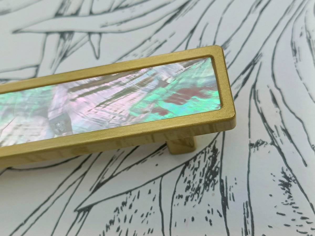 Rainbow abalone shell drawer pull/Pearl cabinet pull/Mother of pearl door handle/Iridescent Drawer handle/Pearl and brass furniture hardware