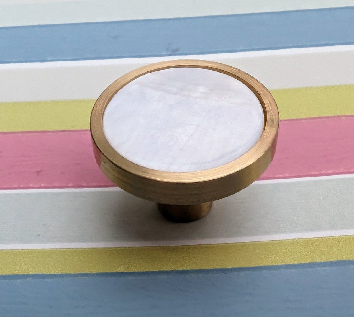 Gold rim white mother of pearl drawer pull/shell cabinet handle/white pearl drawer knob/round white pearl door handle/brass and pearl handle