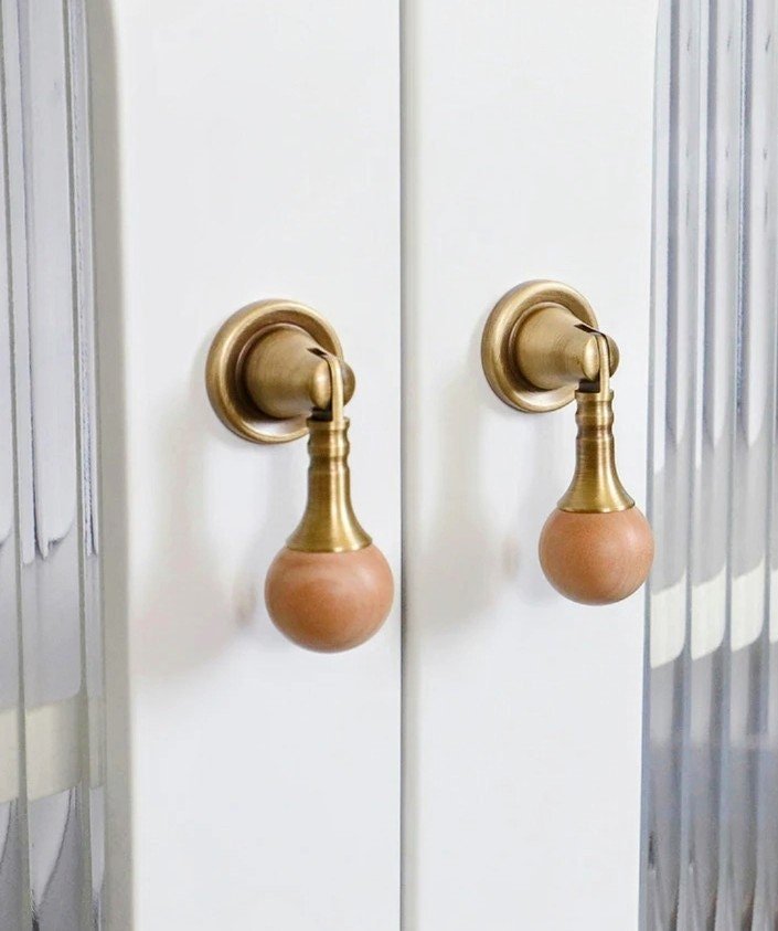 Wood and aged brass drop handle/Wooden drop drawer pull/Aged brass cabinet pull/Wooden furniture hardware/Dresser door knob/Retro style