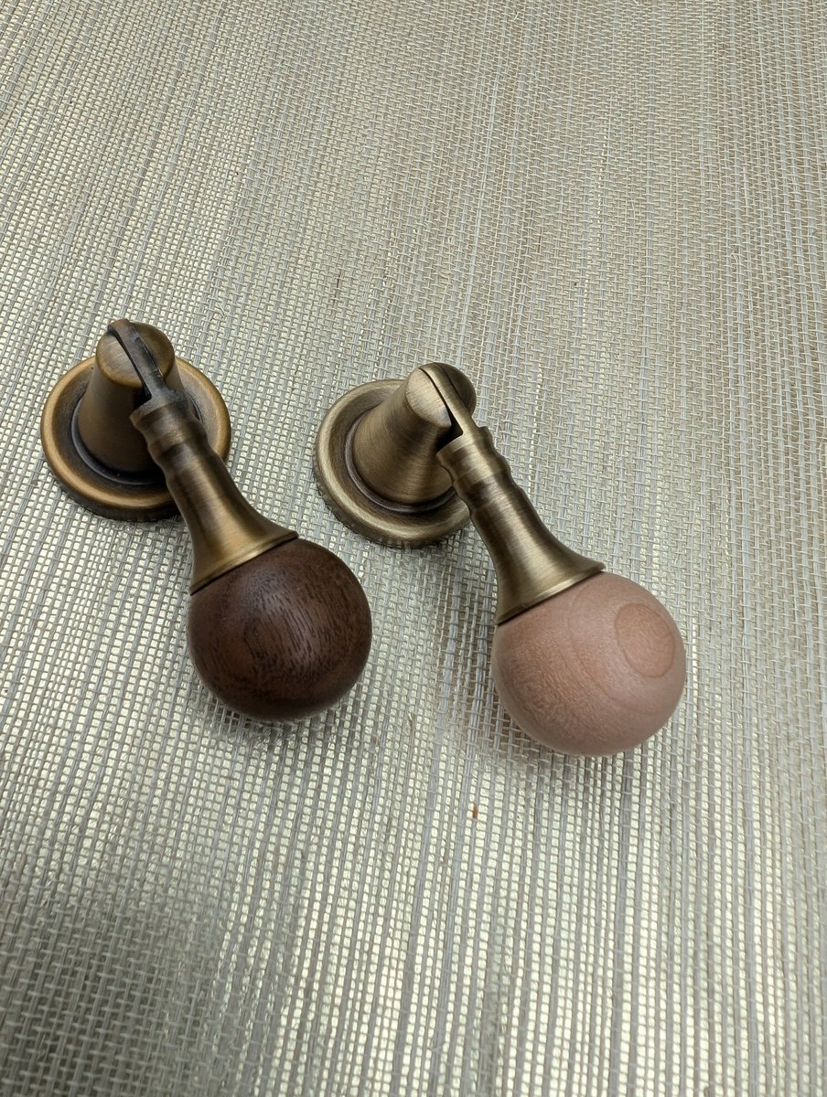 Wood and aged brass drop handle/Wooden drop drawer pull/Aged brass cabinet pull/Wooden furniture hardware/Dresser door knob/Retro style