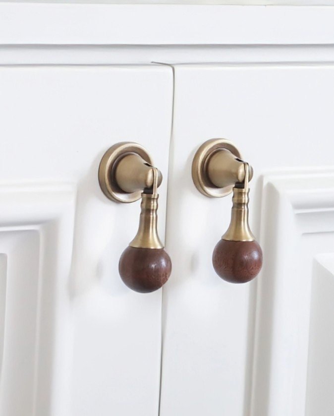 Wood and aged brass drop handle/Wooden drop drawer pull/Aged brass cabinet pull/Wooden furniture hardware/Dresser door knob/Retro style