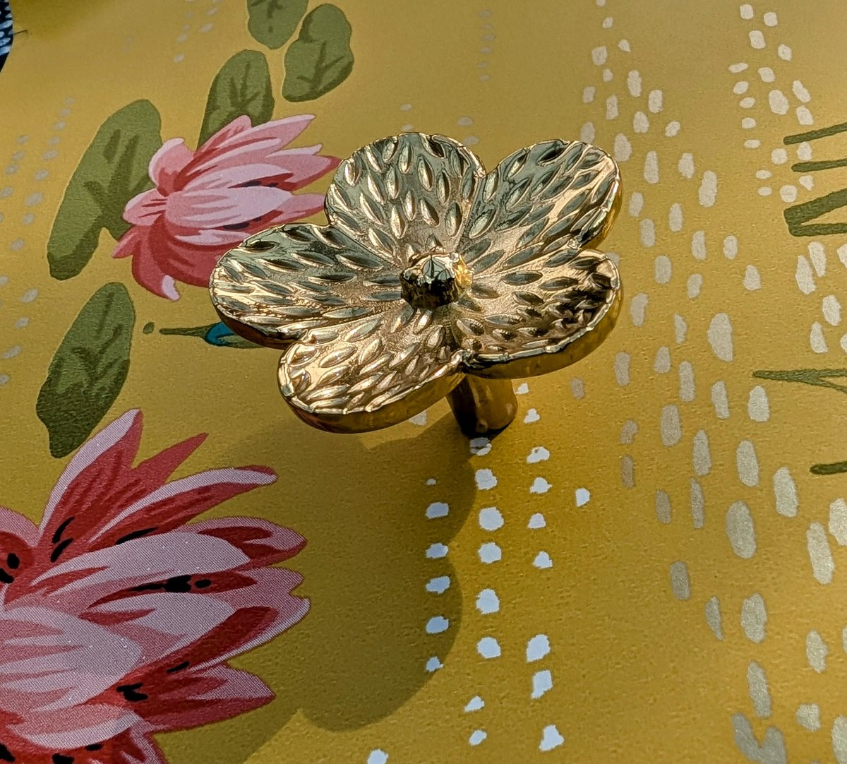Gold brass flower door handle/Daisy cabinet pull/Flower drawer knob/Flower shaped cabinet handle/Floral door knob/Brass furniture hardware