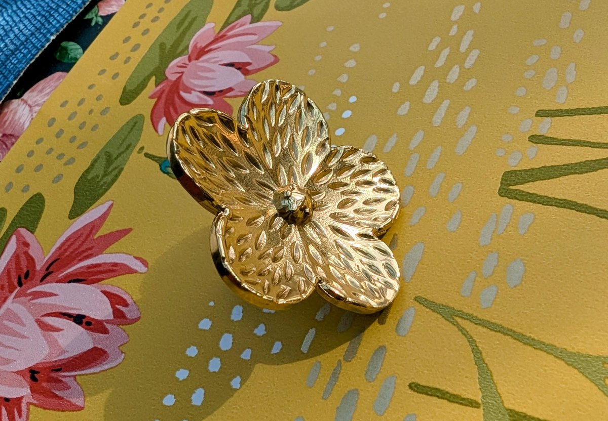 Gold brass flower door handle/Daisy cabinet pull/Flower drawer knob/Flower shaped cabinet handle/Floral door knob/Brass furniture hardware