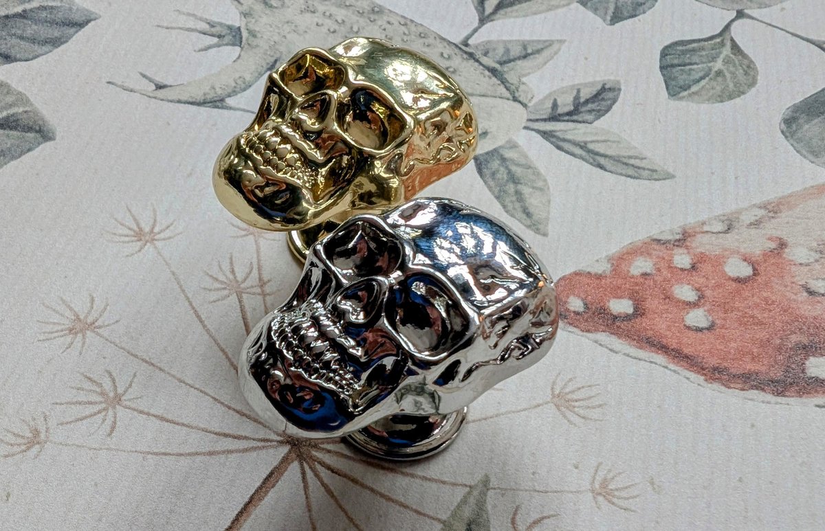 Gold or silver skull drawer handle/Skull shaped drawer pull/Gothic cabinet handle/Skull door knob/Halloween furniture hardware/Gothic core