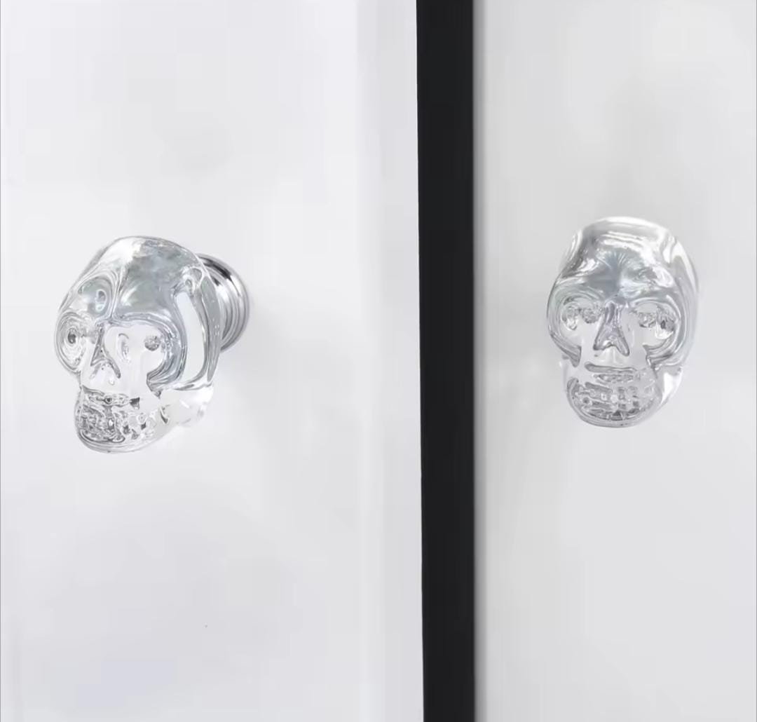 Glass crystal skull drawer knob/Pirate themed cabinet handle/Halloween door handle/Skull shaped cabinet pull/Gothic core drawer handle
