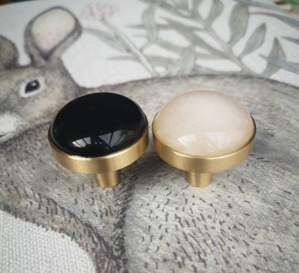 Round polished white quartz or black obsidian drawer knob/Monochrome Drawer pull/gemstone cabinet pull/crystal door handle/stone door knobs