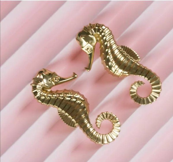 Shiny gold sea horse cabinet pull/Brass seahorse door handle/seaside drawer pull/gold furniture hardware/upcycling door knob/beach decor