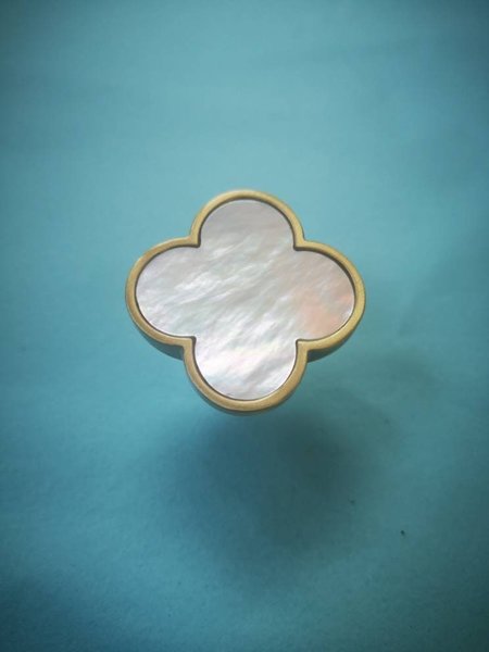 Mother of pearl clover shaped drawer pull/Brass and pearl clover cabinet handle/Iridescent shell door knob/Clover shaped pearl door handle