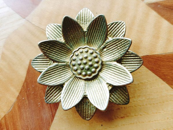 Gold brass sacred lotus flower cabinet pull/Gold water lily drawer pull/Gold flower drawer knob/Brass waterlily door knob/brass hardware