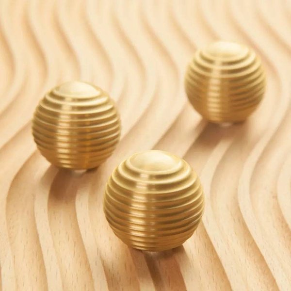 Round gold beehive shaped cabinet pull/Round brass ridged drawer knob/Round brass door handle for furniture renovation/Gold brass hardware