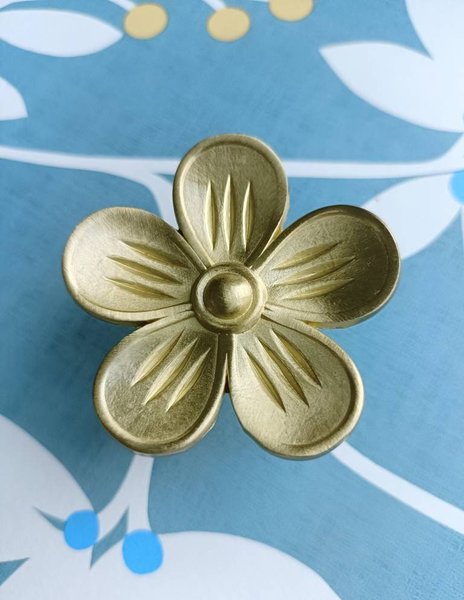Big gold brass daisy cabinet handle/Brass daisy flower drawer pull/Gold brass flower power door knob/bedroom furniture hardware/70's decor