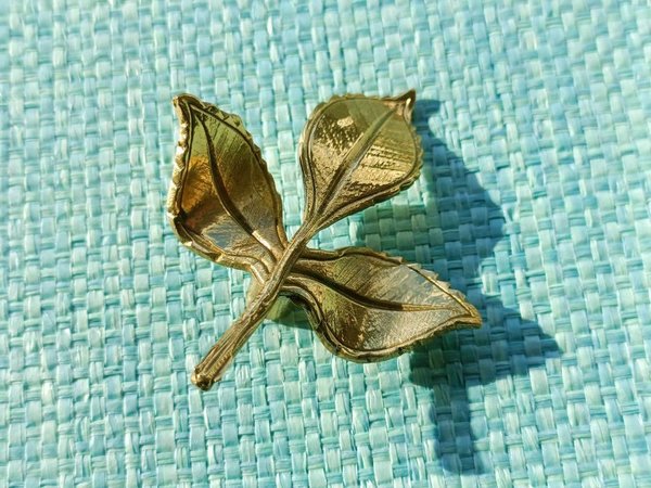 Gold brass leaf sprig cabinet handle/Leaf and stalk shaped drawer pull/Gold brass leaves door knob/brass furniture hardware/Golden leaves