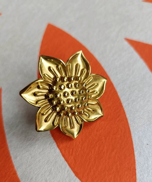 Gold Aster flower cabinet handle/Brass daisy shaped drawer pull/Brass daisy door knob/bedroom furniture hardware/Pretty daisy door handle