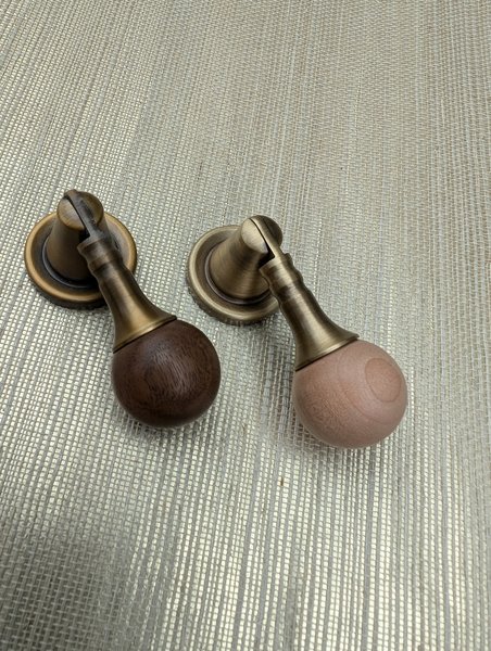 Wood and aged brass drop handle/Wooden drop drawer pull/Aged brass cabinet pull/Wooden furniture hardware/Dresser door knob/Retro style